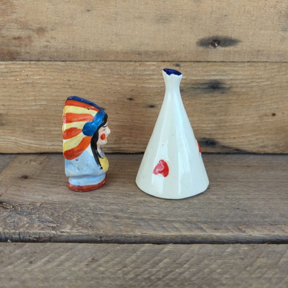 Vintage 1950s Indian Chief and Teepee Ceramic Salt and Pepper Shakers - Picture 7 of 11